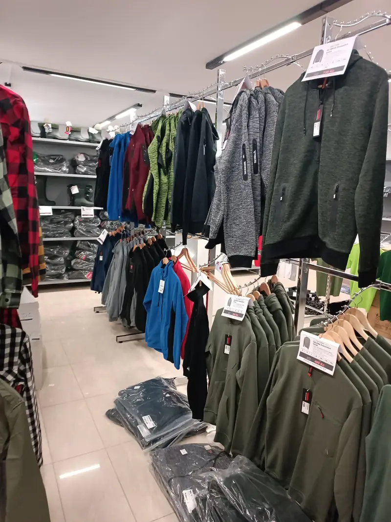 Mikiny, fleecové bundy a flanelové košile na stojanech