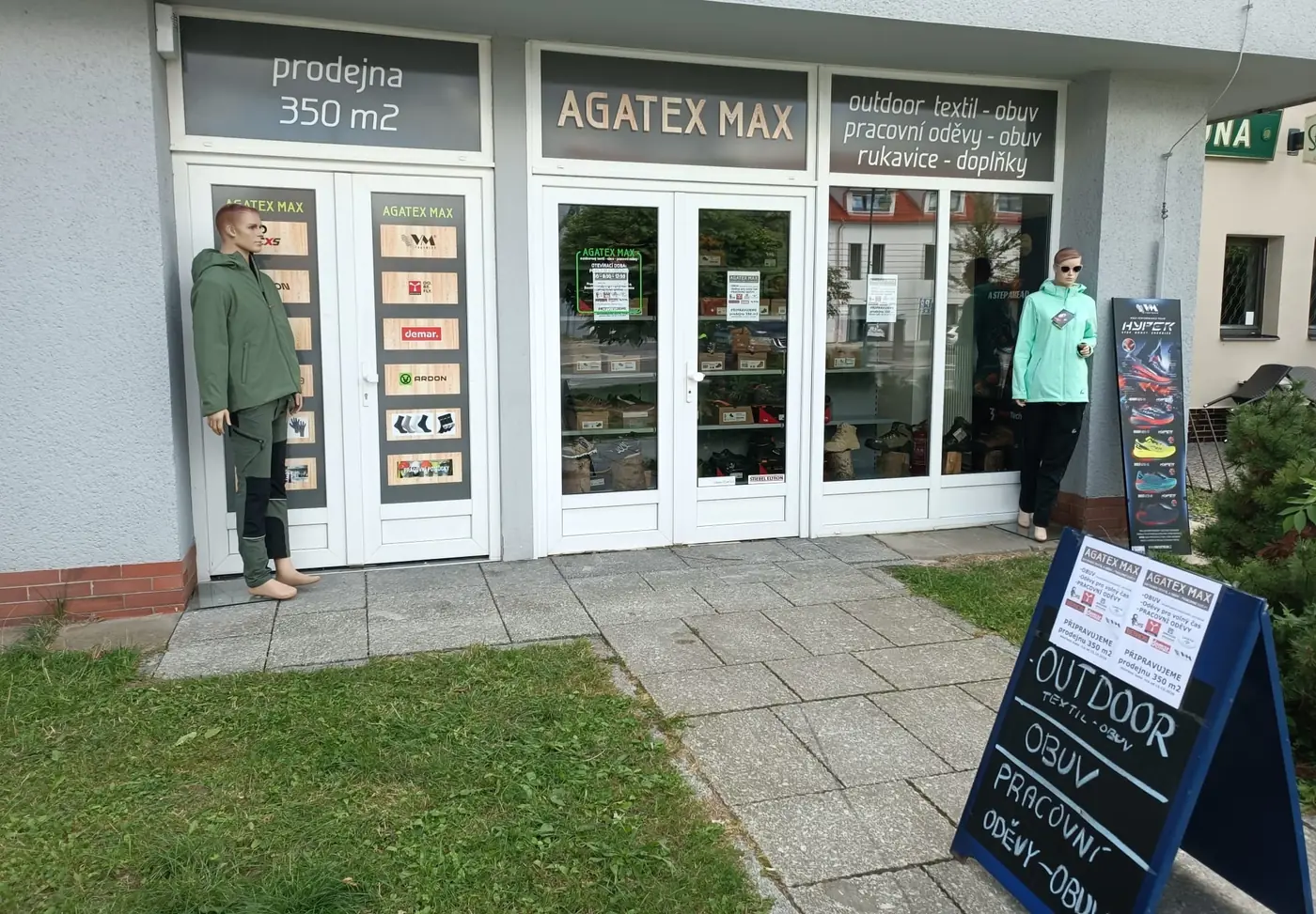 Výloha prodejny AGATEX MAX v Blatné